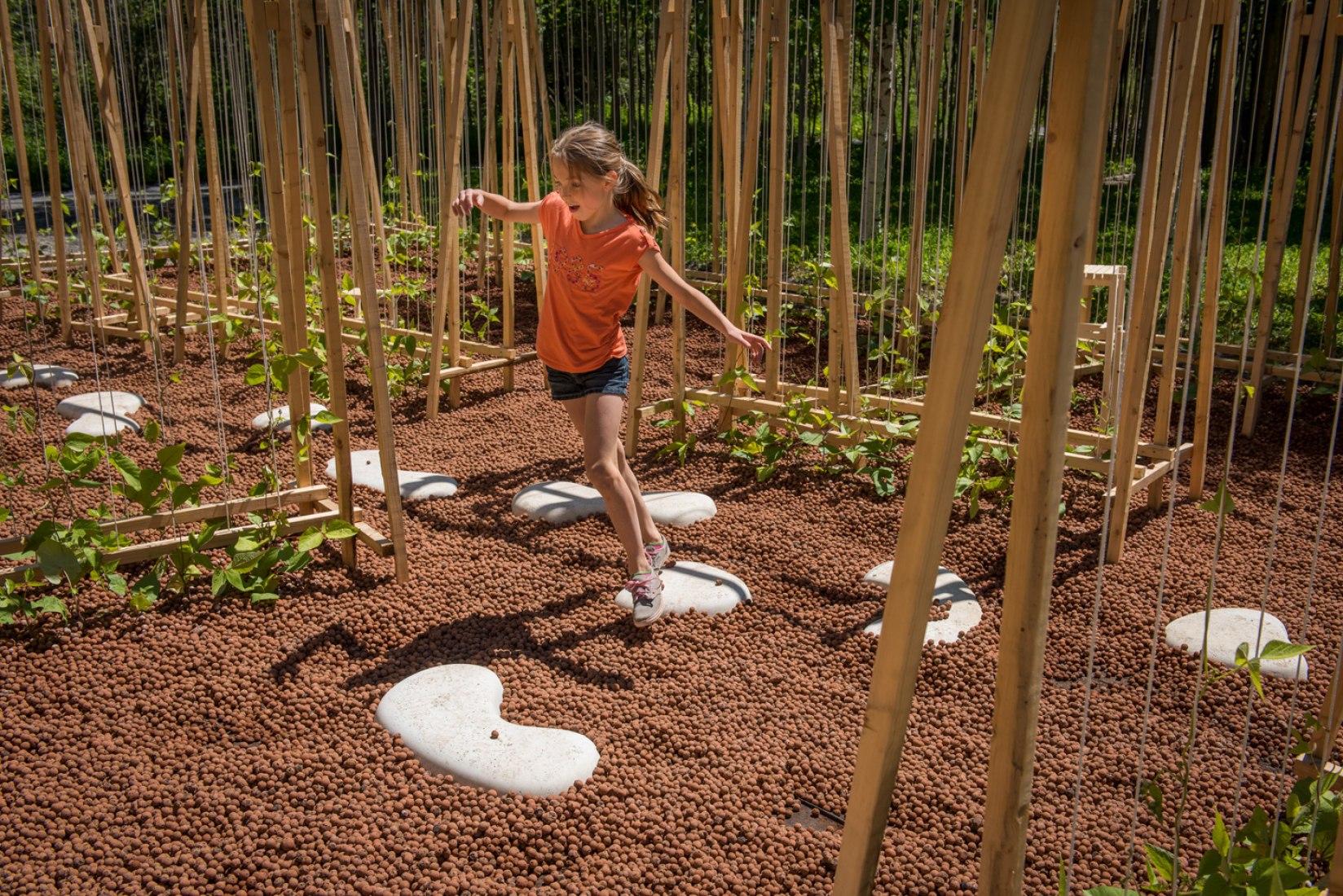 17th International Garden Festival. LA MAISON DE JACQUES by Romy Brosseau, Rosemarie Faille-Faubert, Émilie Gagné-Loranger from Quebec (Quebec) Canada. Photograph © Martin Bond. Image courtesy of v2com.