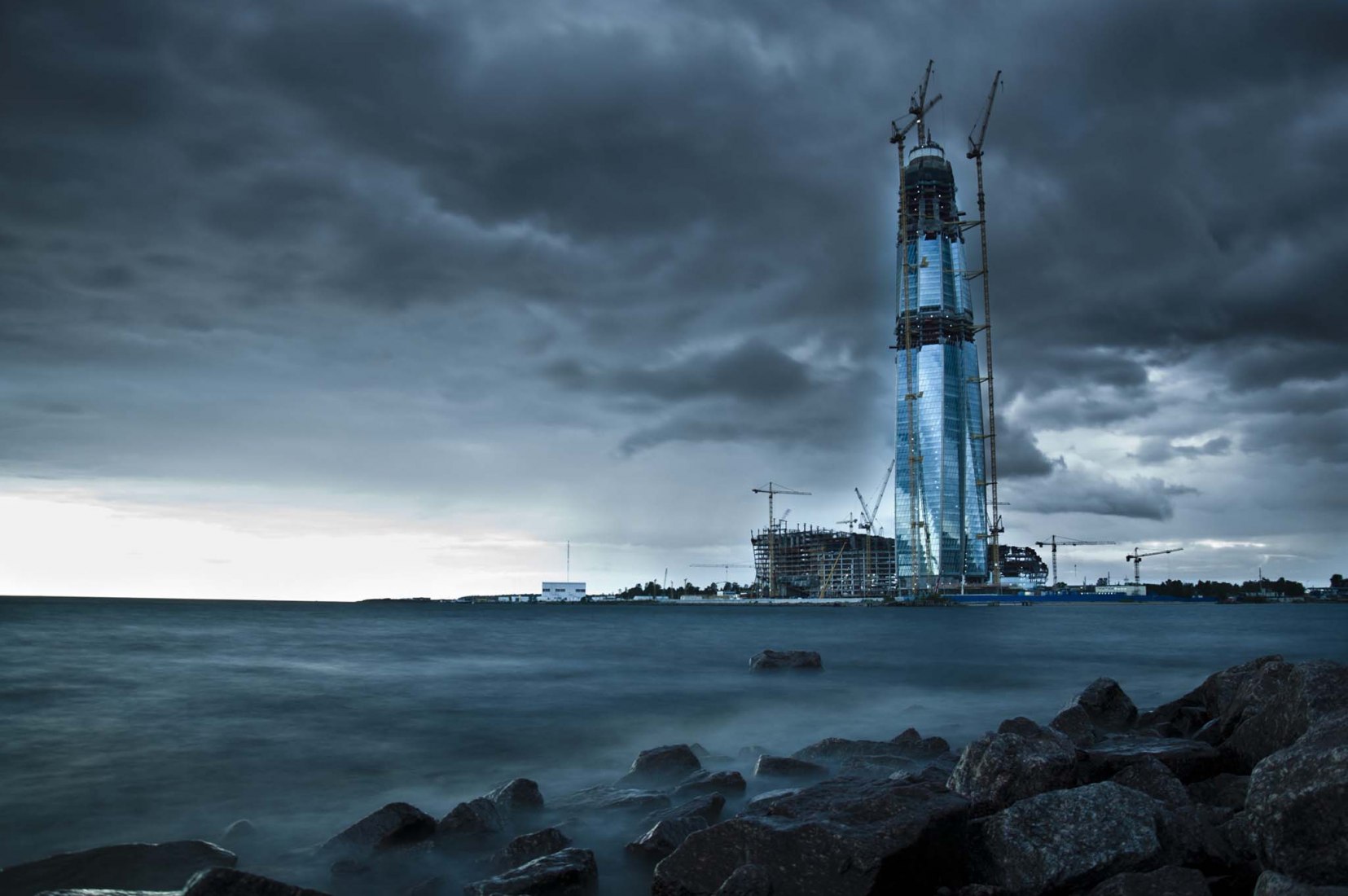 No hay mal tiempo para construir. Fotografía por Kirill Kolosov 