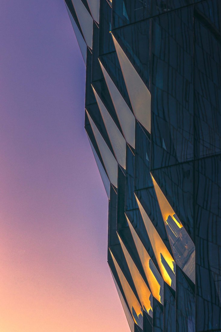Ciudad en llamas, reflejada. Fotografía por Daniel Jenney 