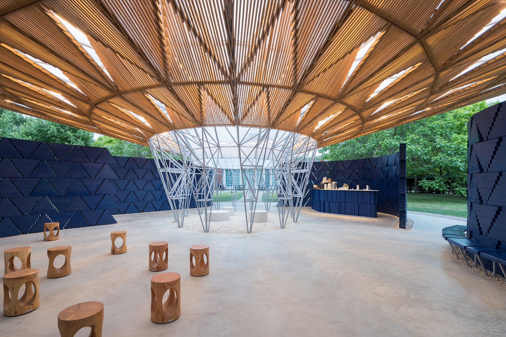  Pabellón Serpentine 2017, diseñado por Francis Kéré. Galería Serpentine, Londres ( 23 de Junio - 8 de Octubre) © Kéré Architecture, Fotografía © 2017 Iwan Baan