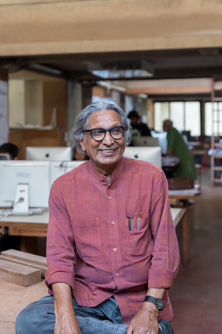 Retrato de Balkrishna Doshi en su estudio, 'El estudio del arquitecto Sangath', Ahmedabad, 1980. Fotografía de Iwan Baan 2018.