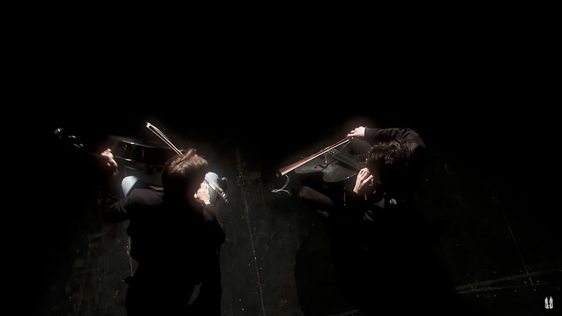 2CELLOS (Sulic & Hauser) - Welcome To The Jungle 