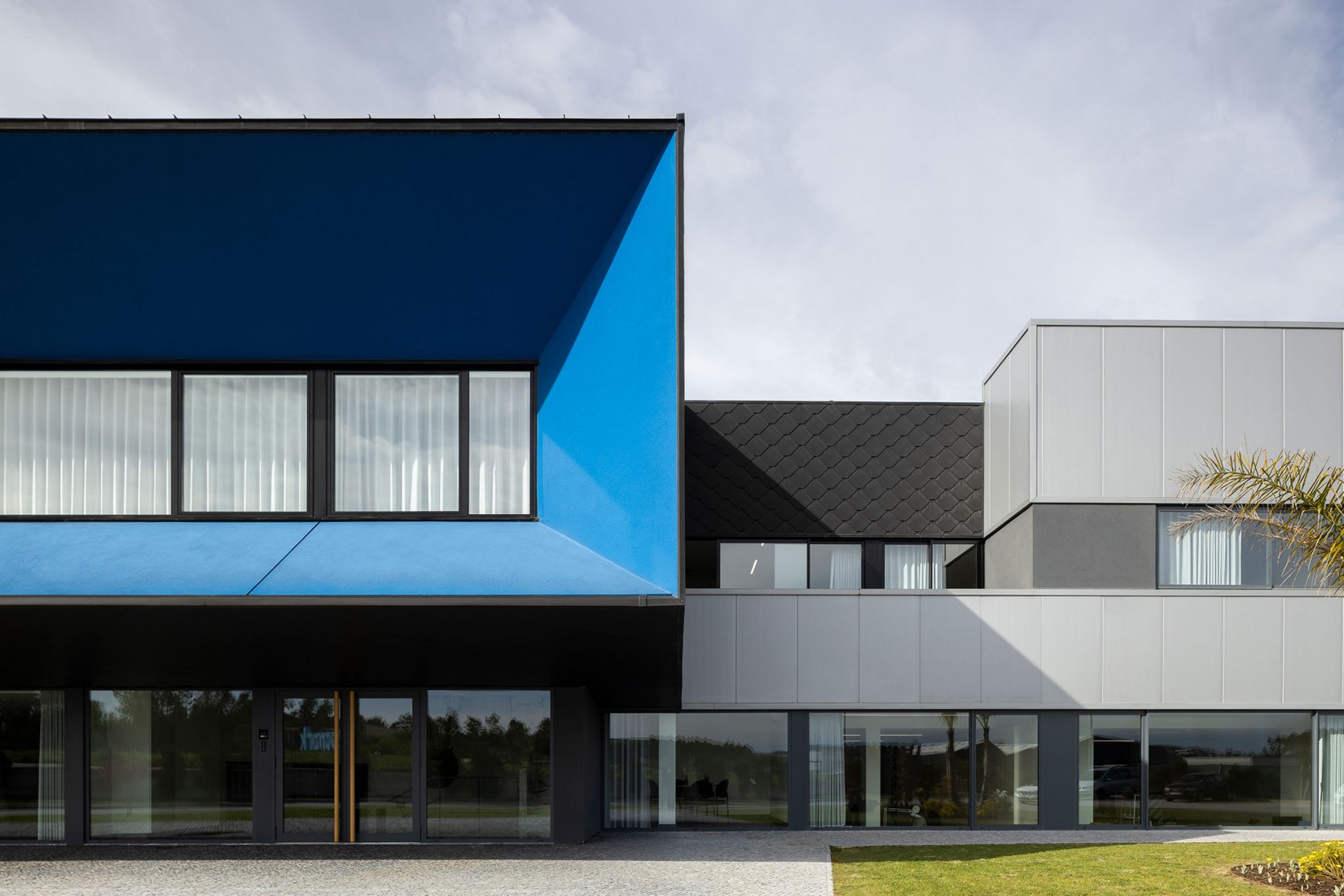 Unidade Industrial Duvalli by 3.14 Arquitectura. Photograph by Ivo Tavares Studio.