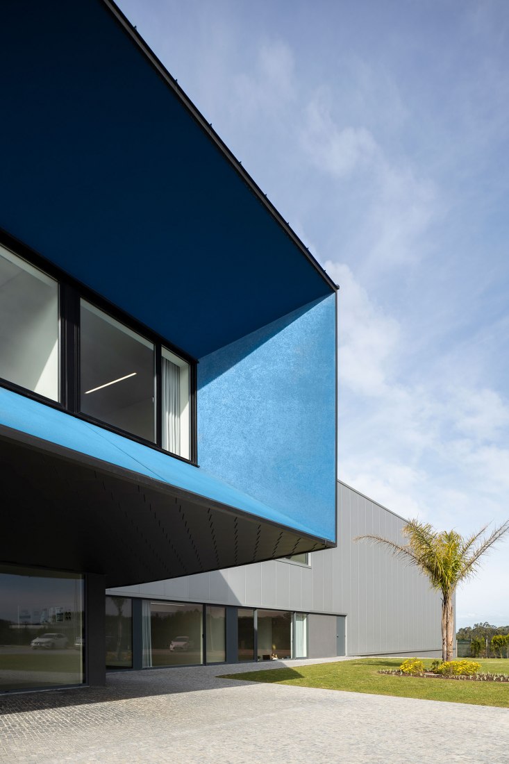 Unidade Industrial Duvalli by 3.14 Arquitectura. Photograph by Ivo Tavares Studio.