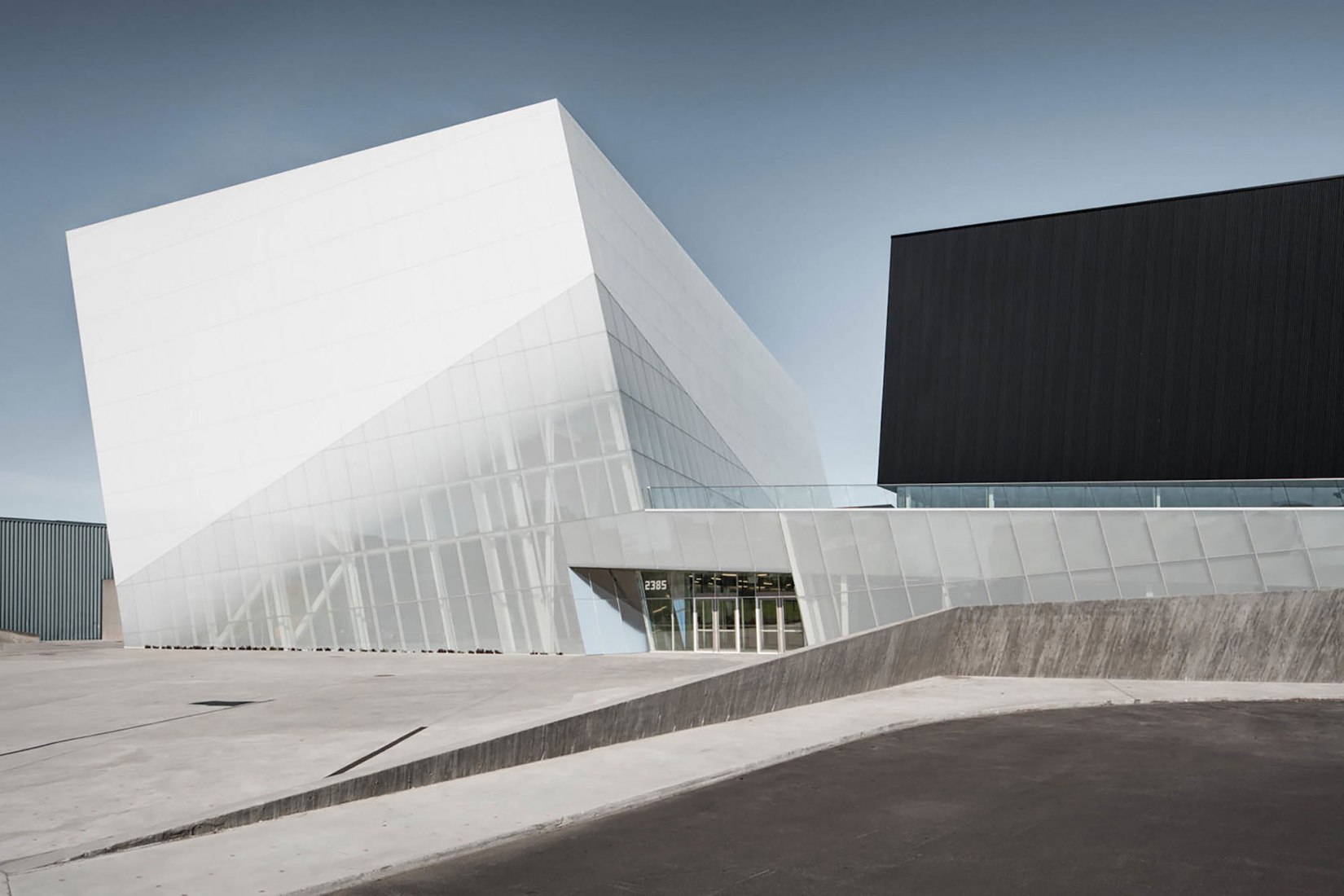 Complejo deportivo Saint-Laurent por Saucier + Perrotte Architectes. Fotografía © Olivier Blouin 