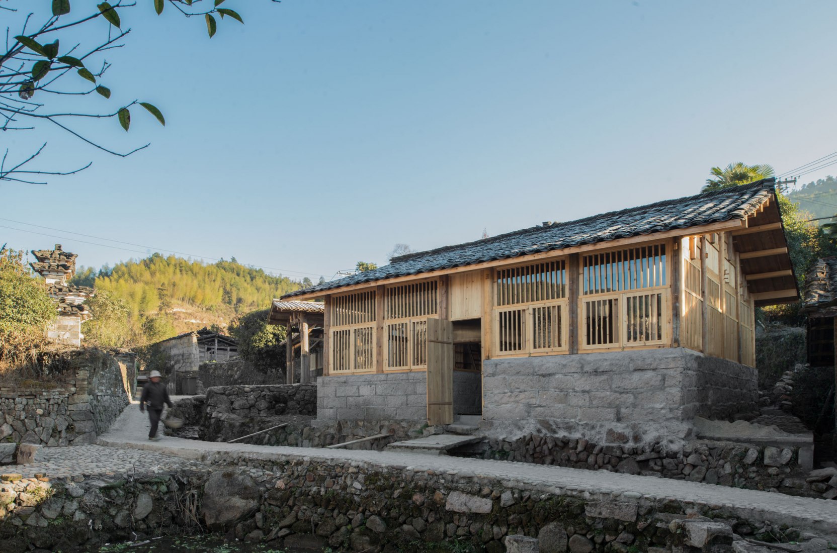 Vista exterior de ‘Pigsty Bistro’. Regeneración de Shangping Village - Área de Tai Fu Tai Maison por 3andwich Design / He Wei Studio. Fotografía © Meng Zhou