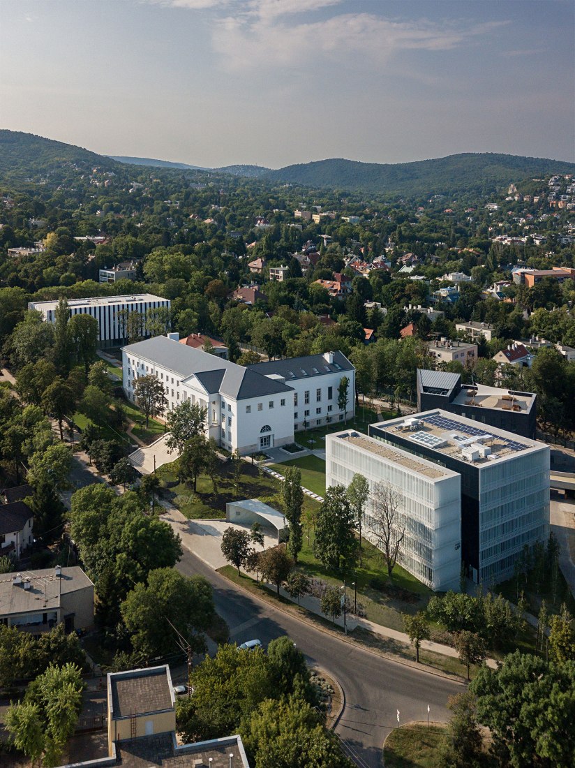 MOME campus por 3h architects. Fotografía por Tamas Bujnovszky.