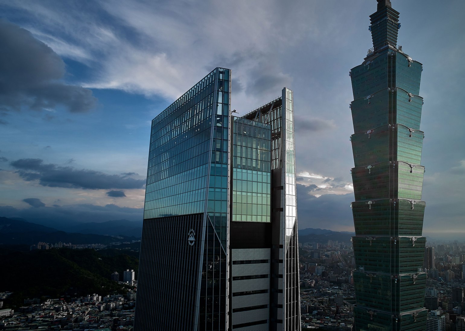 4. Nan Shan Plaza. Height: 892 ft / 272 m. Floors: 48. Location: Taipei, Taiwan. Architects: Mitsubishi Jisho Sekkei Inc., Archasia Design Group. Photograph by Mitsubishi Jisho Sekkei.