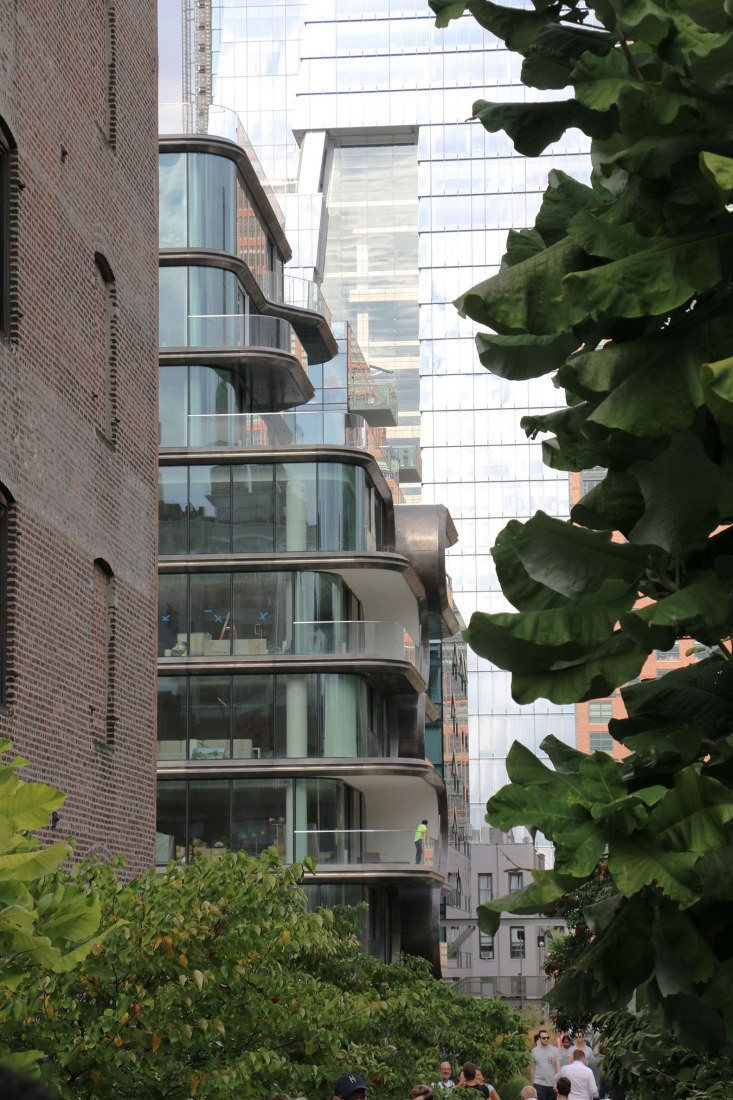 View from South High Line. 520 West 28th Chelsea by Zaha Hadid Architects. Photograph 10/2017 © José Juan Barba / METALOCUS