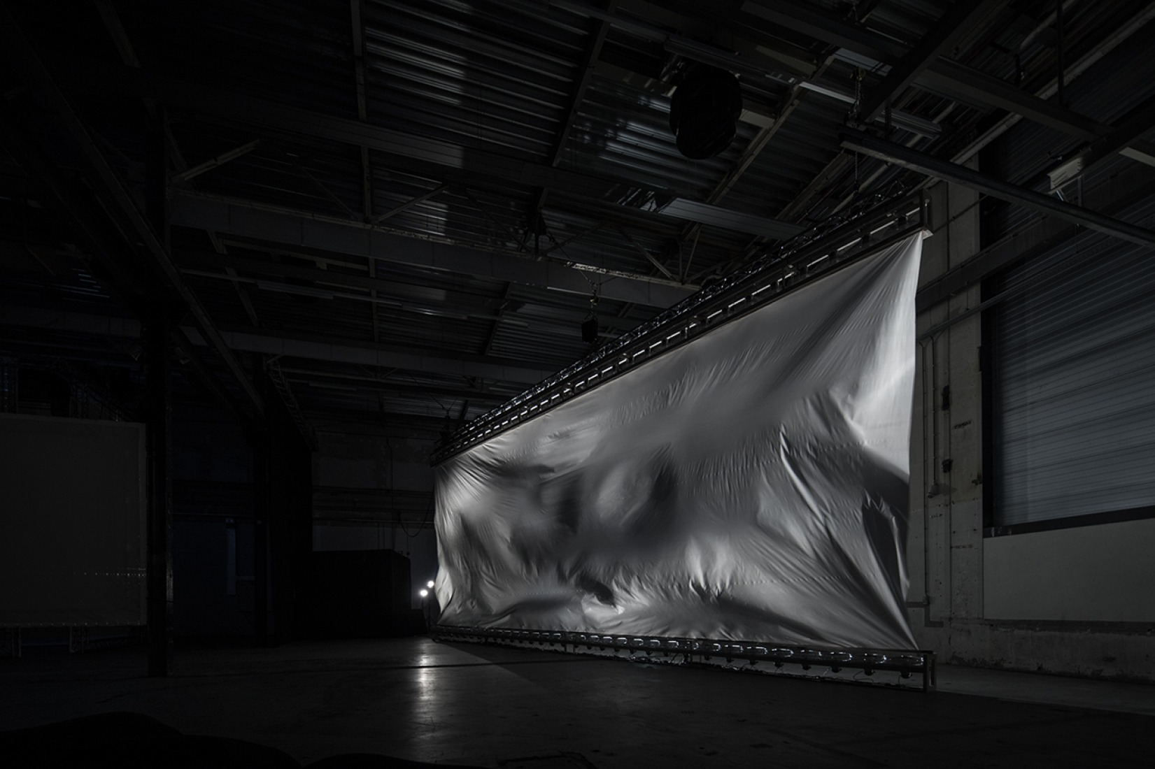 64 ventiladores, 98m² polietileno, grosor 0,08mm por Zimoun. Fotografía © Studio Zimoun.
