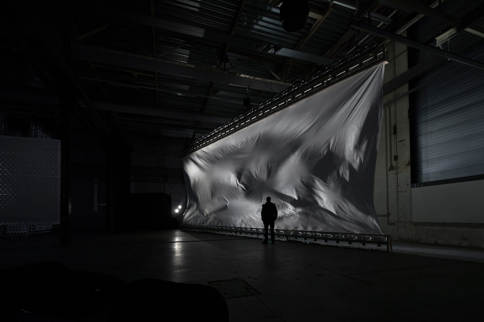 64 ventiladores, 98m² polietileno, grosor 0,08mm por Zimoun. Fotografía © Studio Zimoun