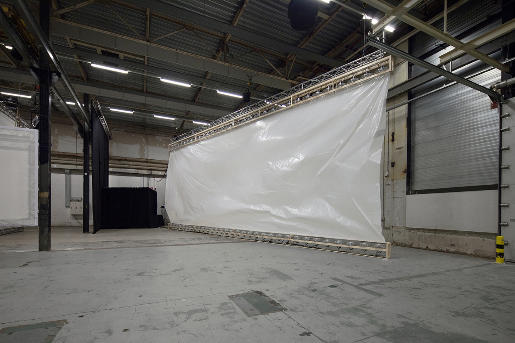Vista de la instalación. 64 ventiladores, 98m² polietileno, grosor 0,08mm por Zimoun. Fotografía © Studio Zimoun.