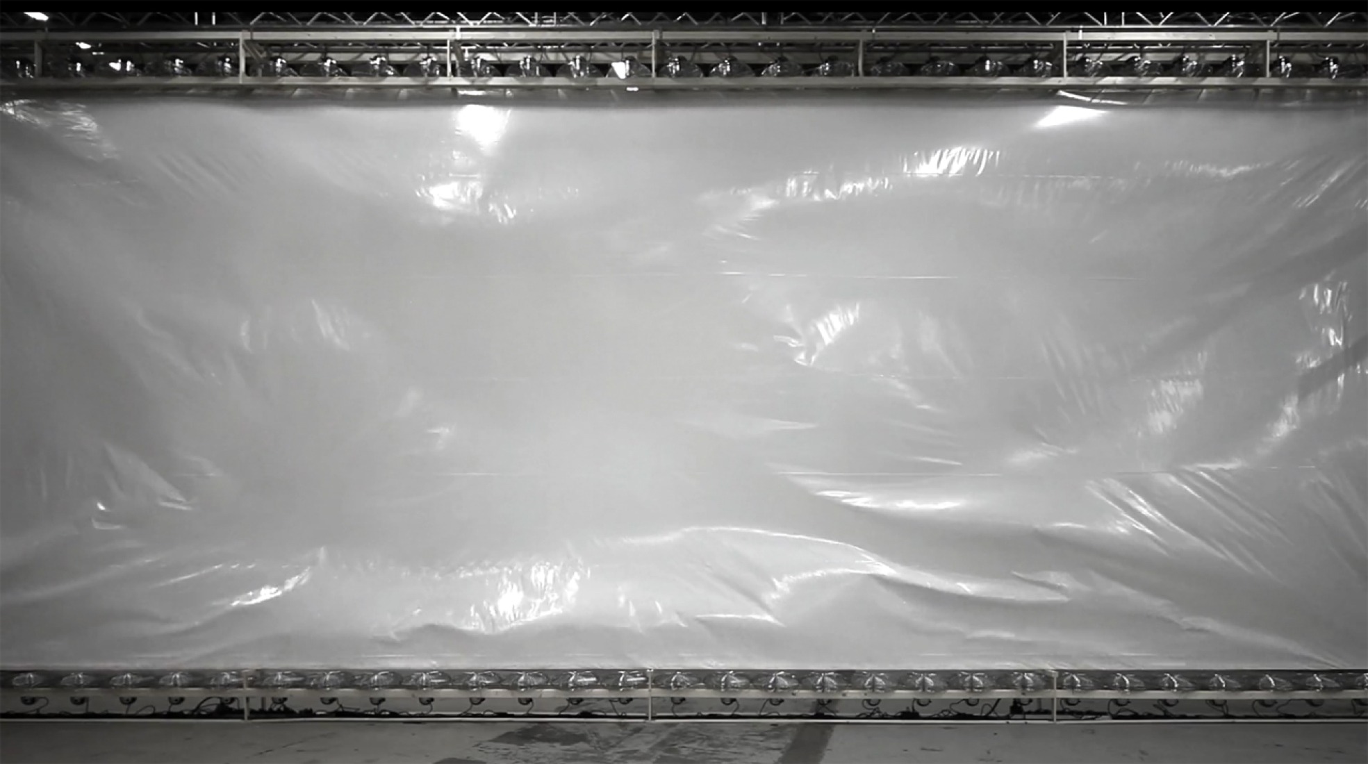 64 ventiladores, 98m² polietileno, grosor 0,08mm por Zimoun. Fotografía © Studio Zimoun. 
