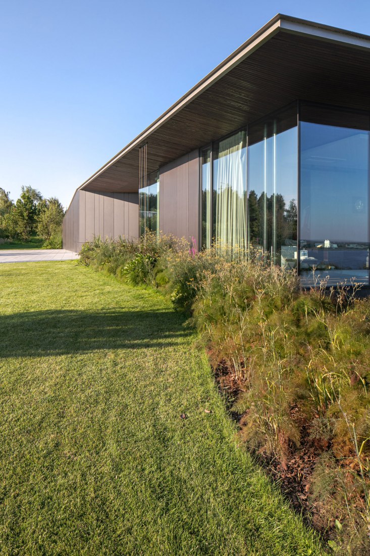 Casa pendiente 35:35 por 77 Studio Architektury. Fotografía por Piotr Krajewski.