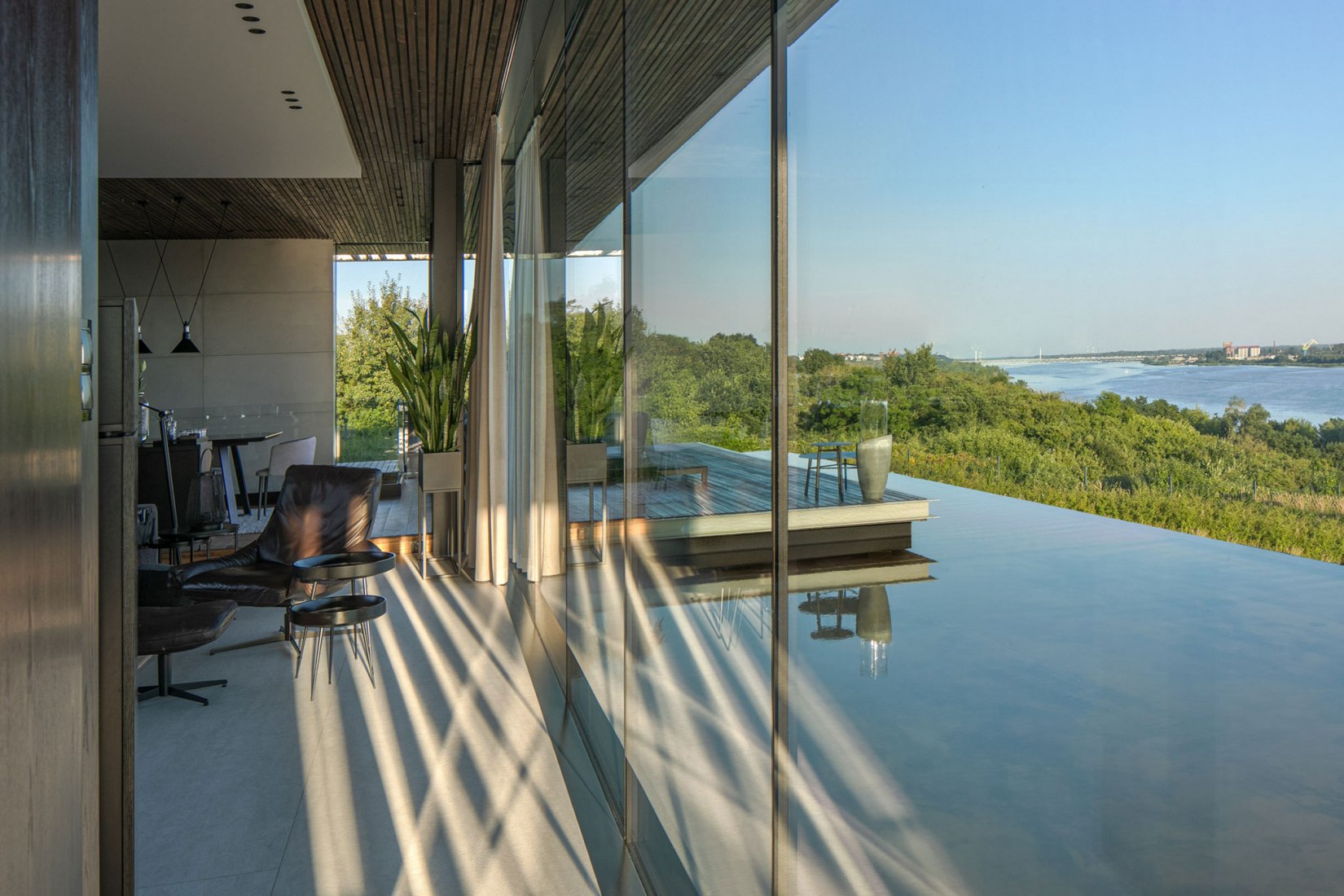 Casa pendiente 35:35 por 77 Studio Architektury. Fotografía por Piotr Krajewski.