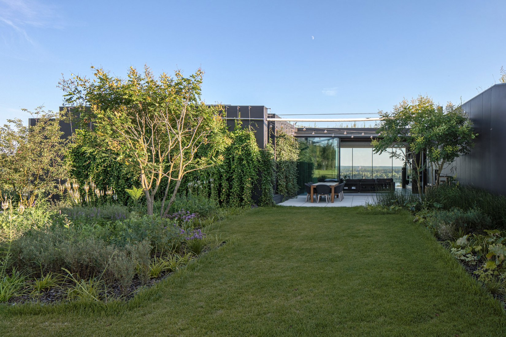 Casa pendiente 35:35 por 77 Studio Architektury. Fotografía por Piotr Krajewski.