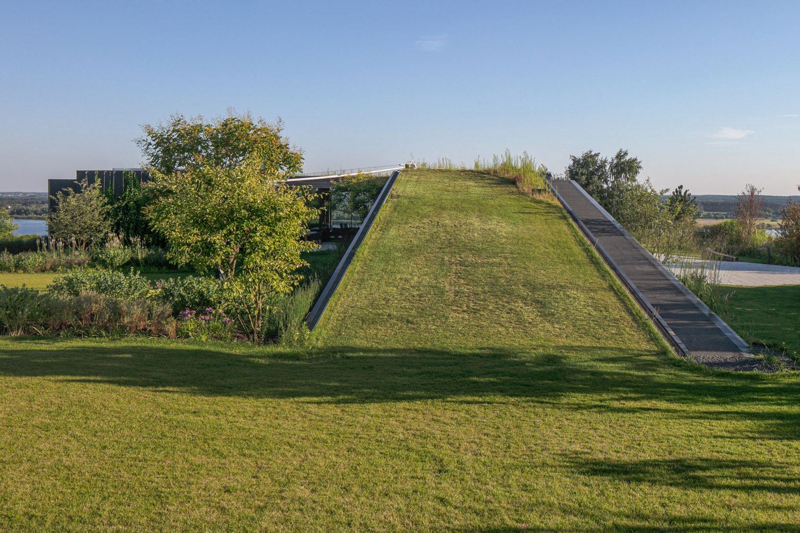 Casa pendiente 35:35 por 77 Studio Architektury. Fotografía por Piotr Krajewski.