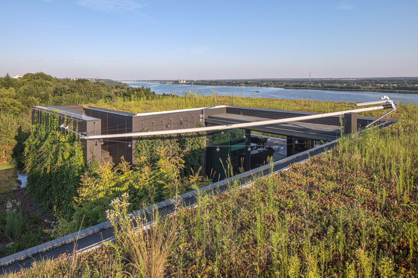 Casa pendiente 35:35 por 77 Studio Architektury. Fotografía por Piotr Krajewski.