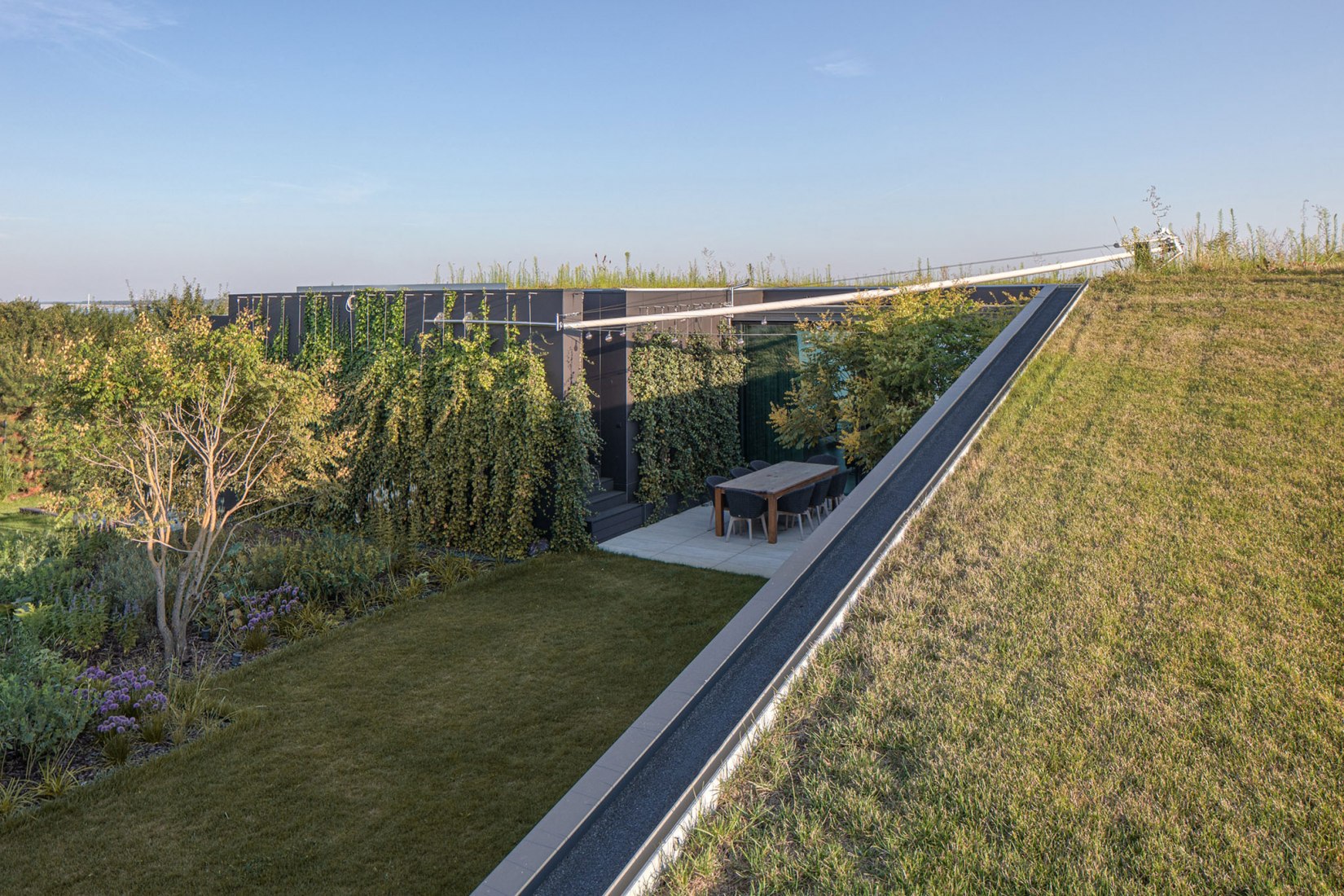 Casa pendiente 35:35 por 77 Studio Architektury. Fotografía por Piotr Krajewski.