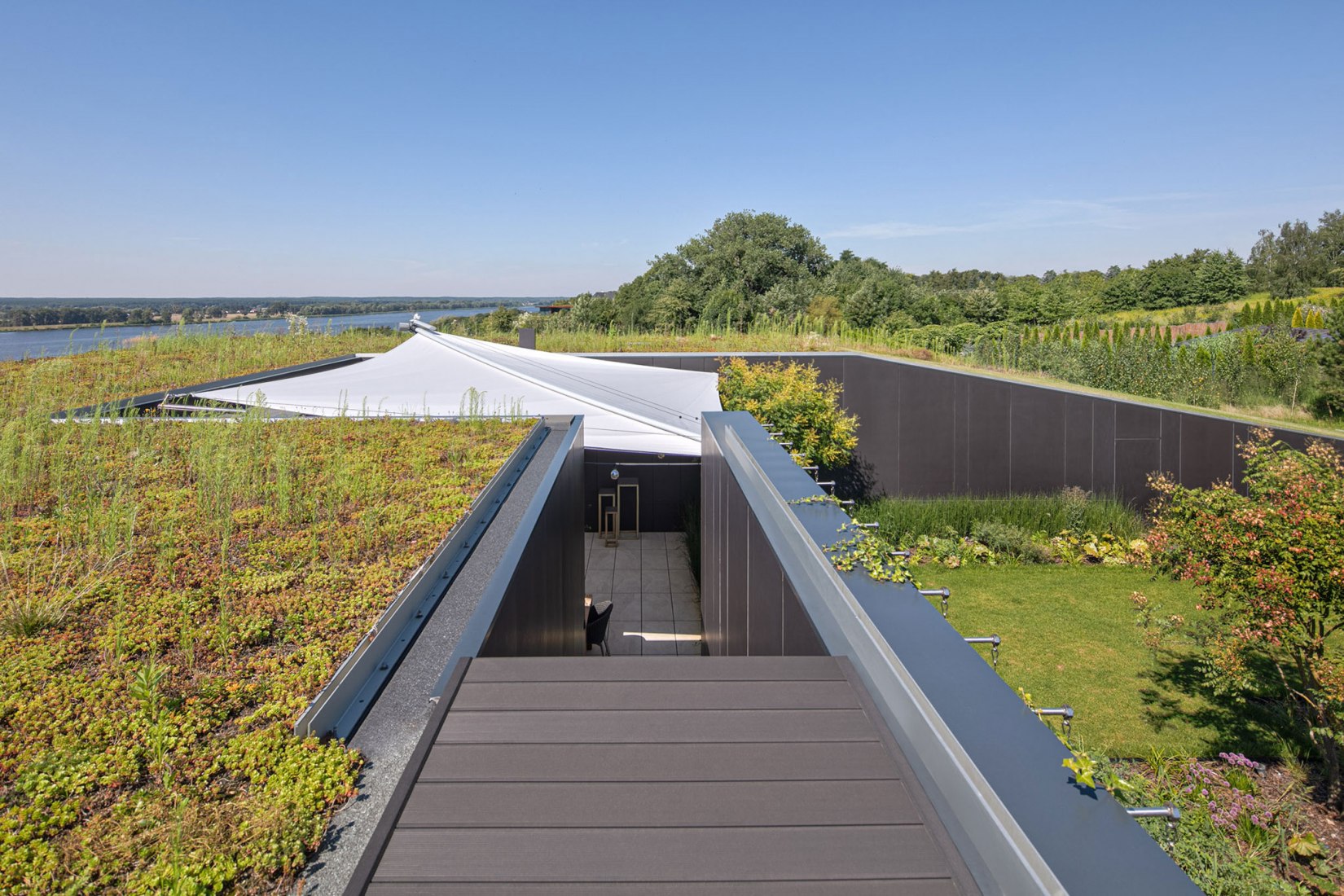 Casa pendiente 35:35 por 77 Studio Architektury. Fotografía por Piotr Krajewski.