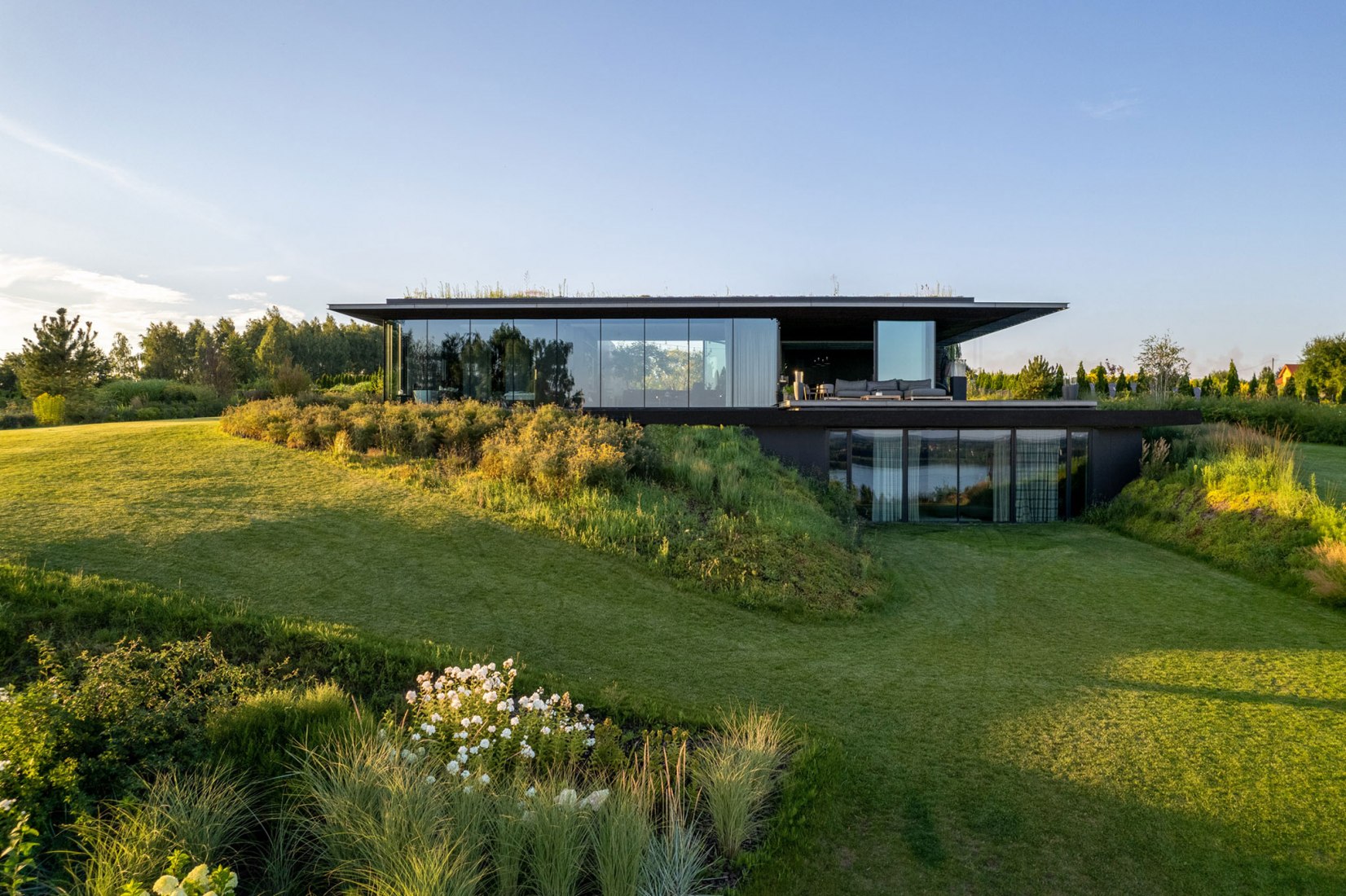 Casa pendiente 35:35 por 77 Studio Architektury. Fotografía por Piotr Krajewski.