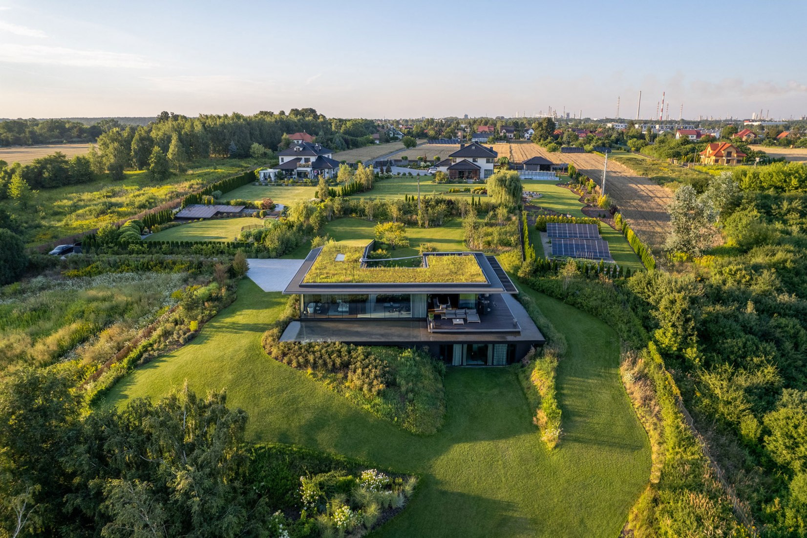 Casa pendiente 35:35 por 77 Studio Architektury. Fotografía por Piotr Krajewski.