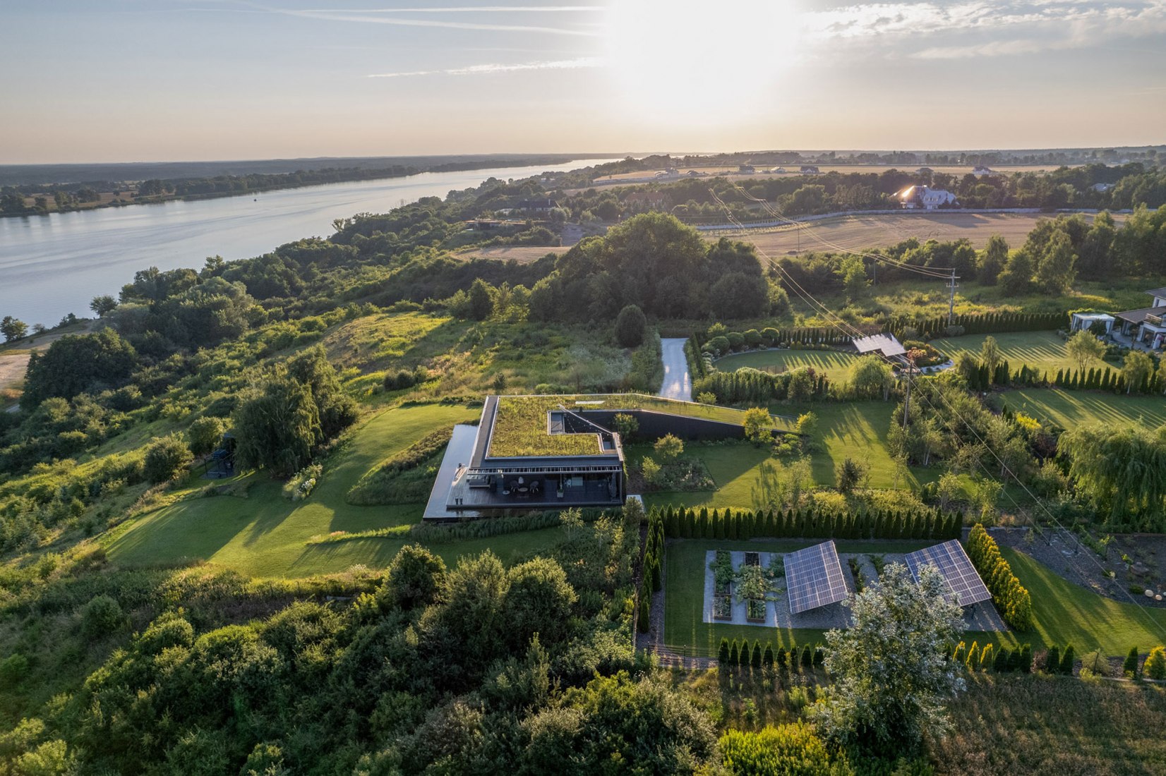 Casa pendiente 35:35 por 77 Studio Architektury. Fotografía por Piotr Krajewski.