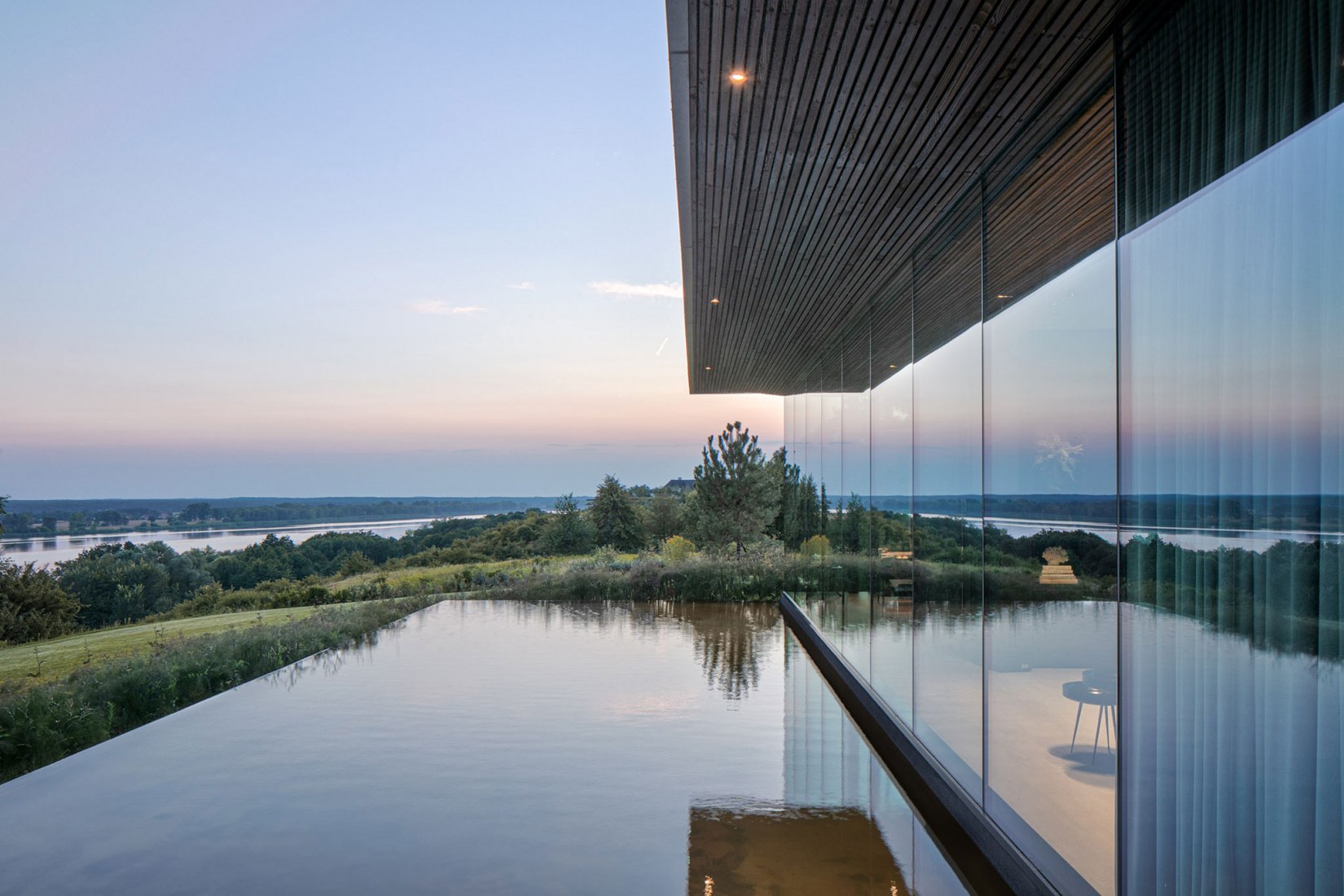 Casa pendiente 35:35 por 77 Studio Architektury. Fotografía por Piotr Krajewski.