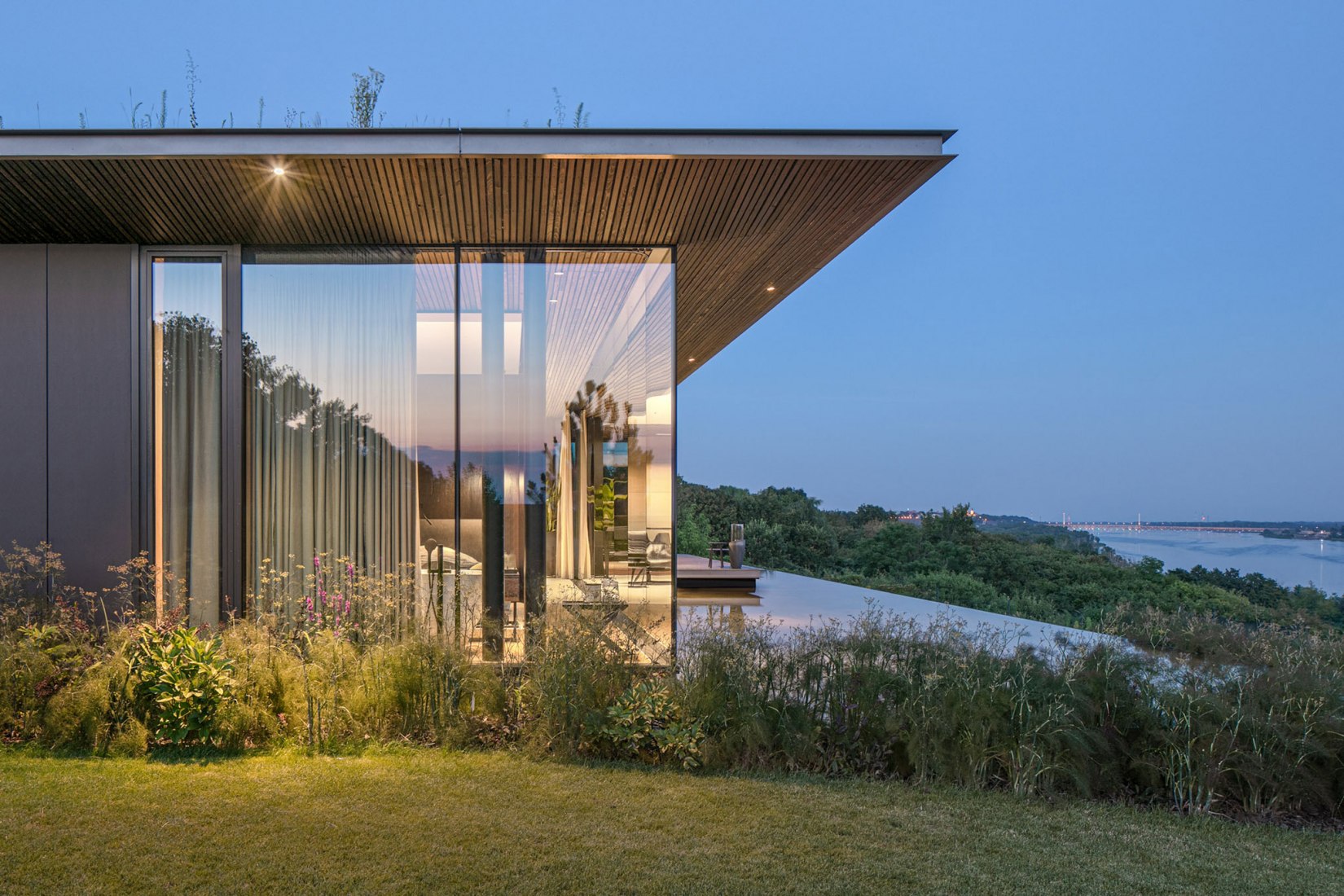 Casa pendiente 35:35 por 77 Studio Architektury. Fotografía por Piotr Krajewski.