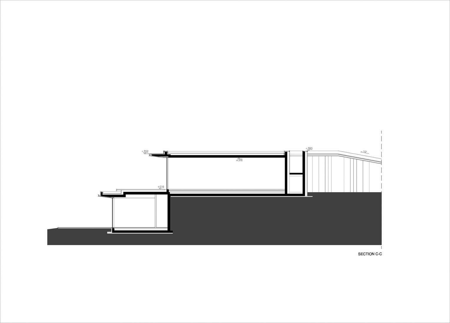 Sección. Casa pendiente 35:35 por 77 Studio Architektury. Fotografía por Piotr Krajewski.