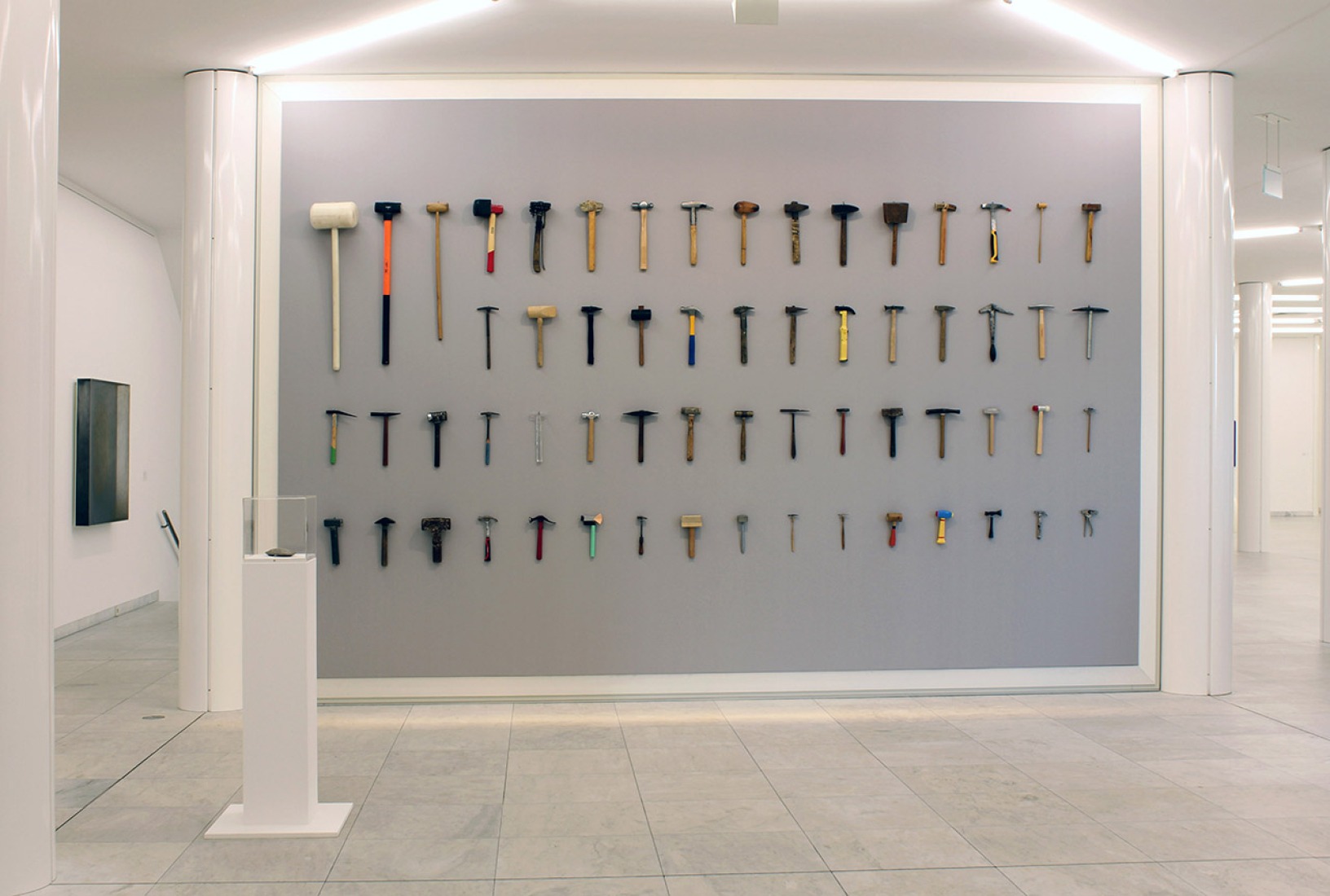 MANtransFORMS, 1976  Las variaciones de un objeto: Martillos reinterpretación comisariada de un montaje de la exposición. Foto:: Uwe Riedel.