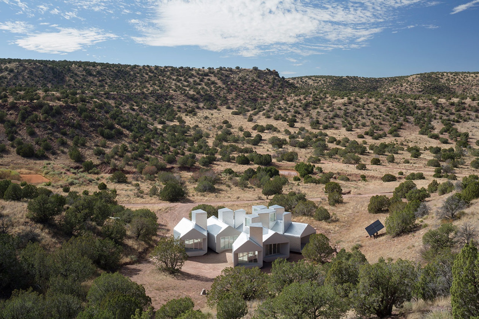 Vista exterior. Casa Element por MOS architects. Fotografía © Florian Holzherr. 