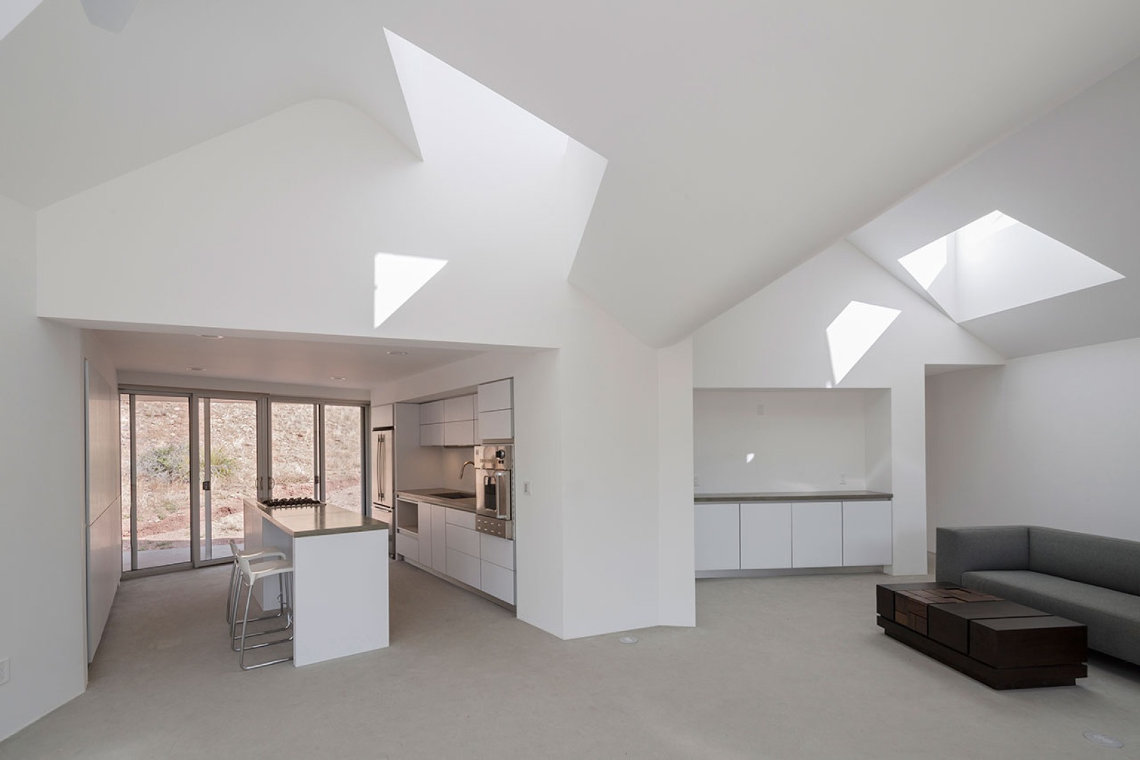 Vista interior. Casa Element por MOS architects. Fotografía © Florian Holzherr. 