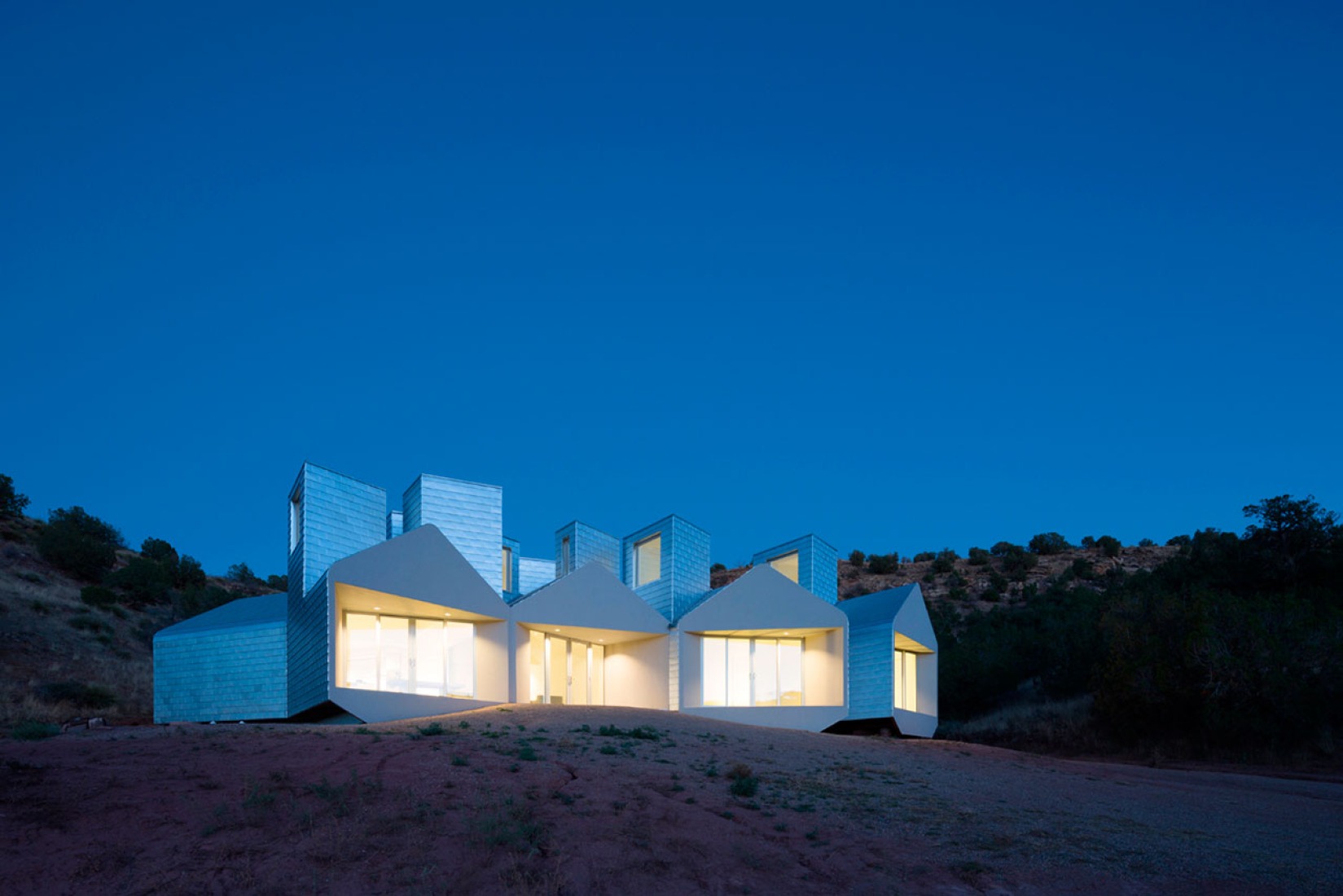 Vista exterior. Casa Element por MOS architects. Fotografía © Florian Holzherr.