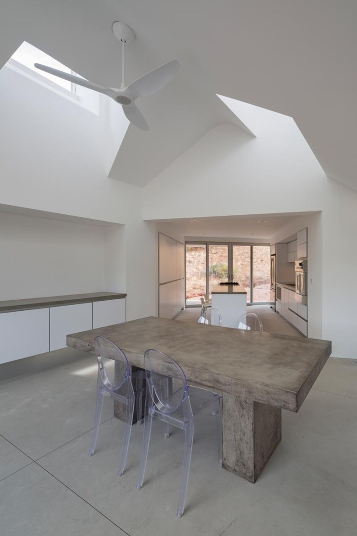 Vista interior. Casa Element por MOS architects. Fotografía © Florian Holzherr.