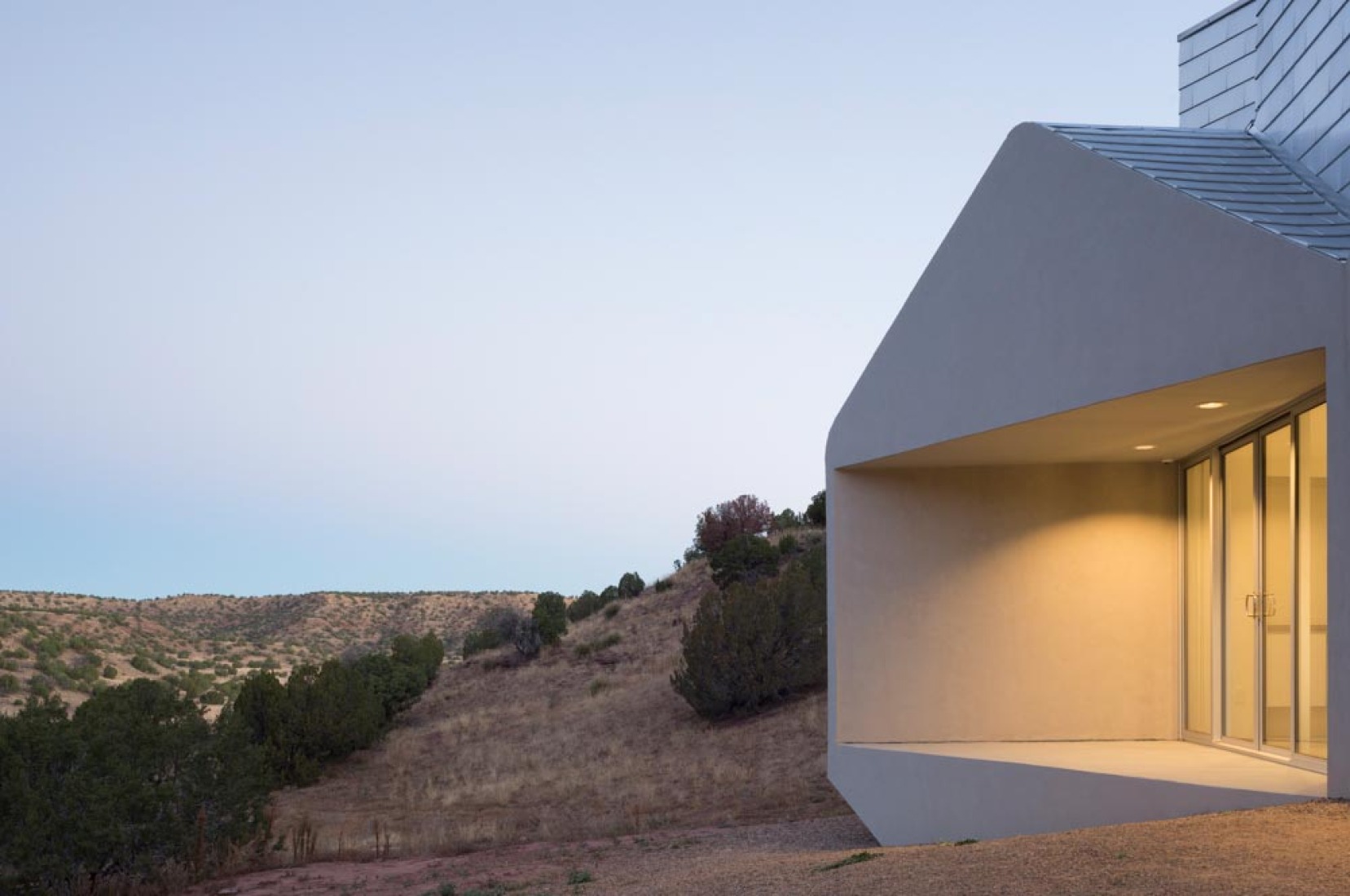 Vista exterior. Casa Element por MOS architects. Fotografía © Florian Holzherr.