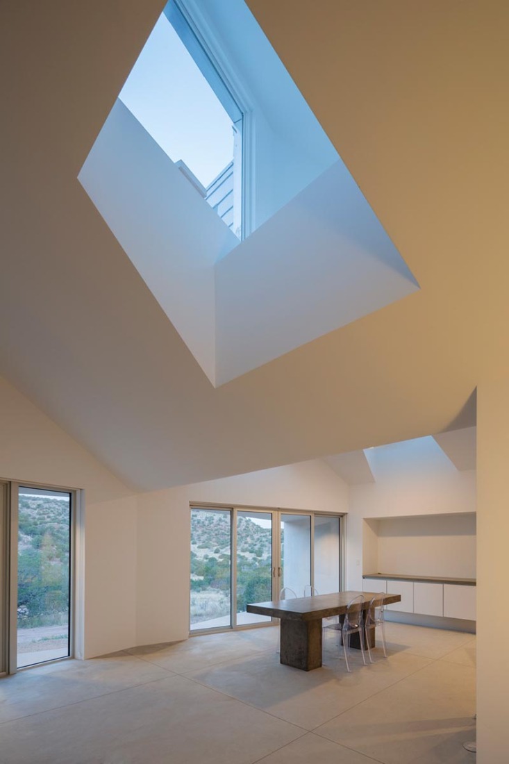 Vista interior. Casa Element por MOS architects. Fotografía © Florian Holzherr.