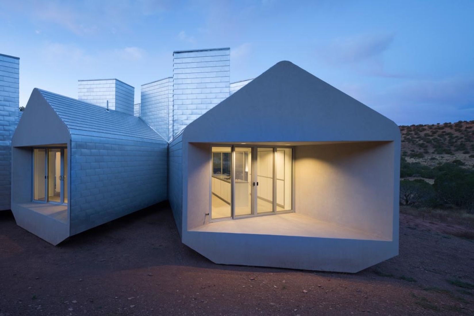 Vista exterior. Casa Element por MOS architects. Fotografía © Florian Holzherr.