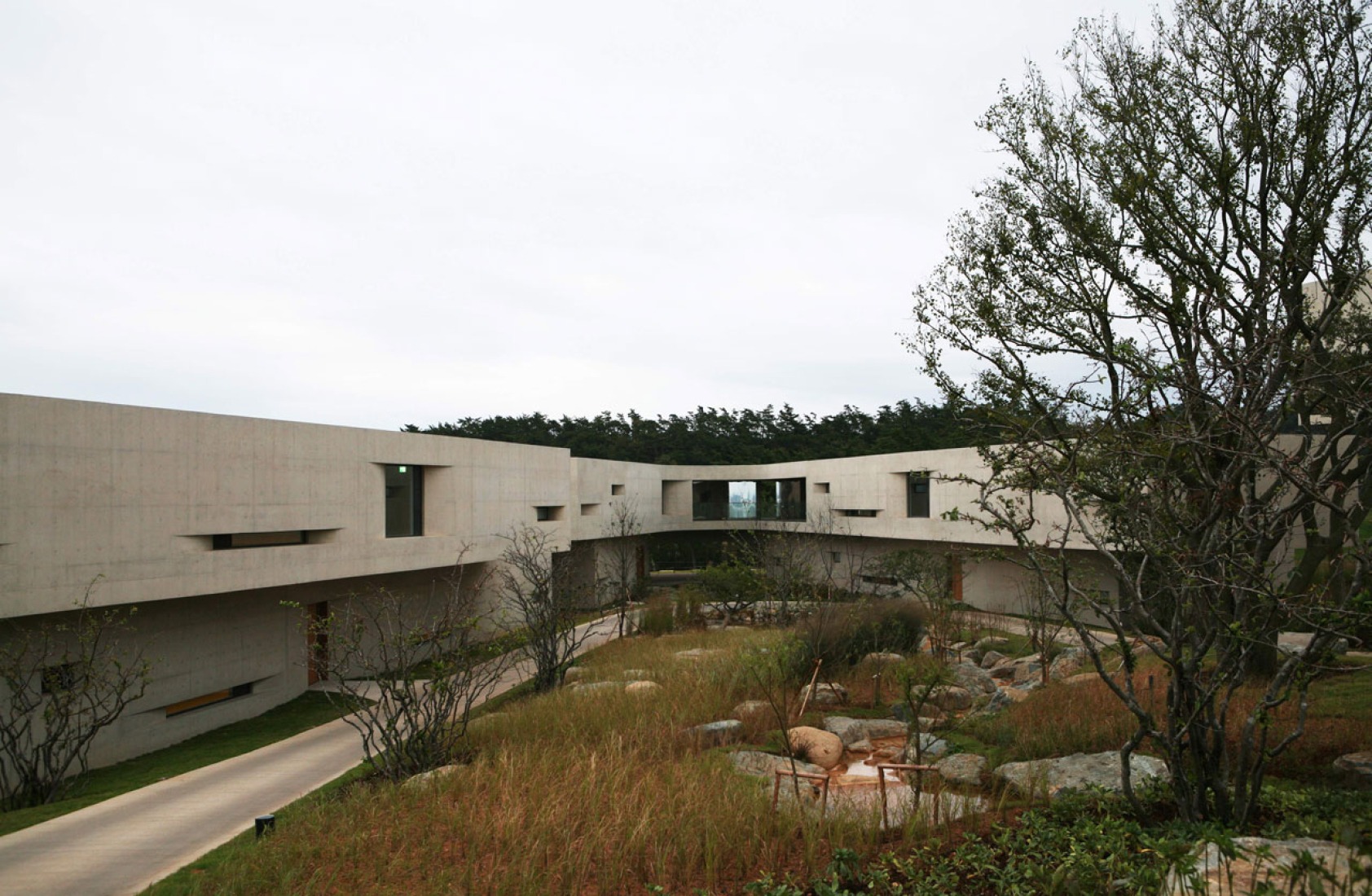 Namhae Southcape Linear Suite Hotel by BCHO Architets. Photography by ByoungSoo Cho.