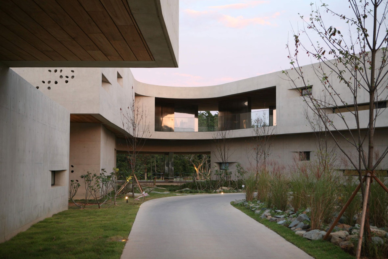 Namhae Southcape Linear Suite Hotel by BCHO Architets. Photography by ByoungSoo Cho.