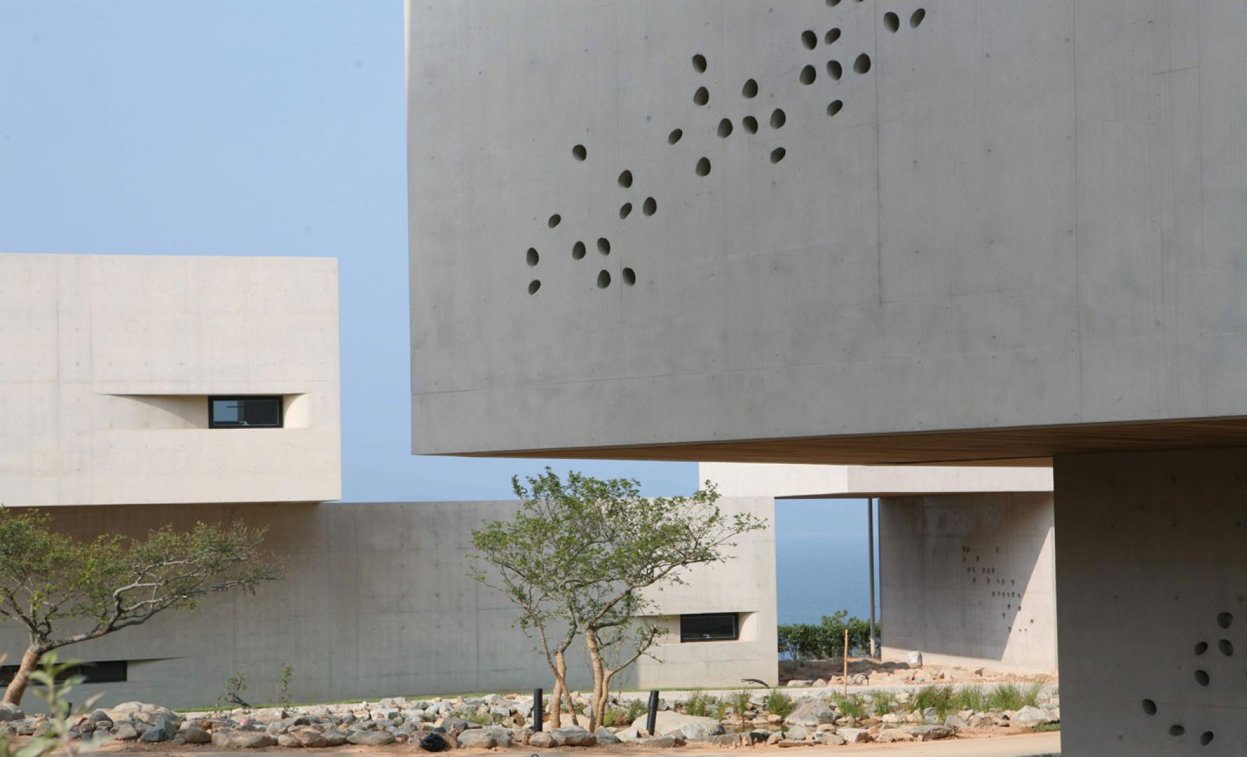 Namhae Southcape Linear Suite Hotel by BCHO Architets. Photography by ByoungSoo Cho.