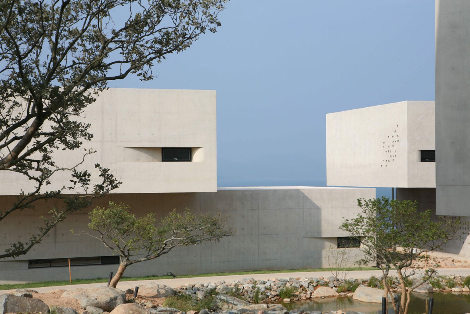 Namhae Southcape Linear Suite Hotel by BCHO Architets. Photography by ByoungSoo Cho.