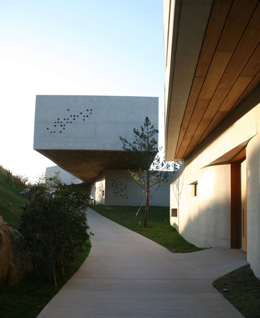 Namhae Southcape Linear Suite Hotel by BCHO Architets. Photography by ByoungSoo Cho.