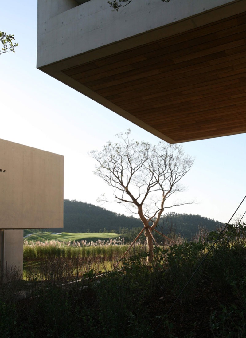 Namhae Southcape Linear Suite Hotel by BCHO Architets. Photography by ByoungSoo Cho.