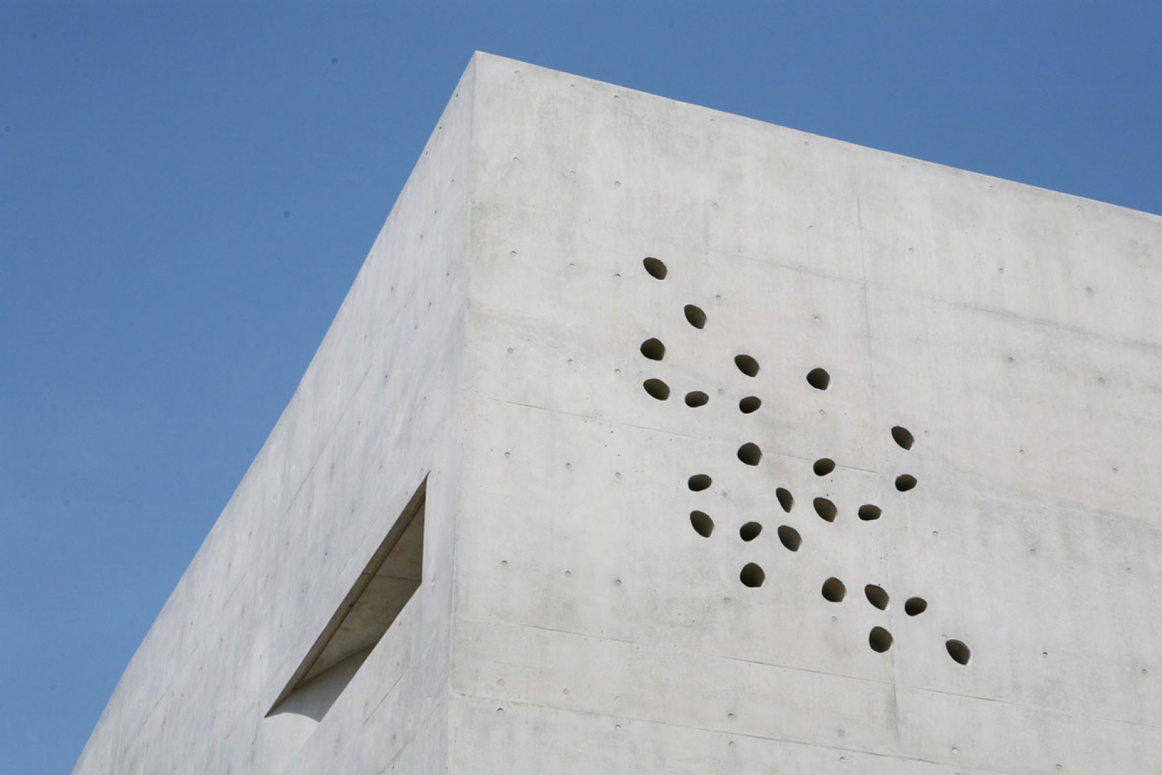 Namhae Southcape Linear Suite Hotel by BCHO Architets. Photography by ByoungSoo Cho.