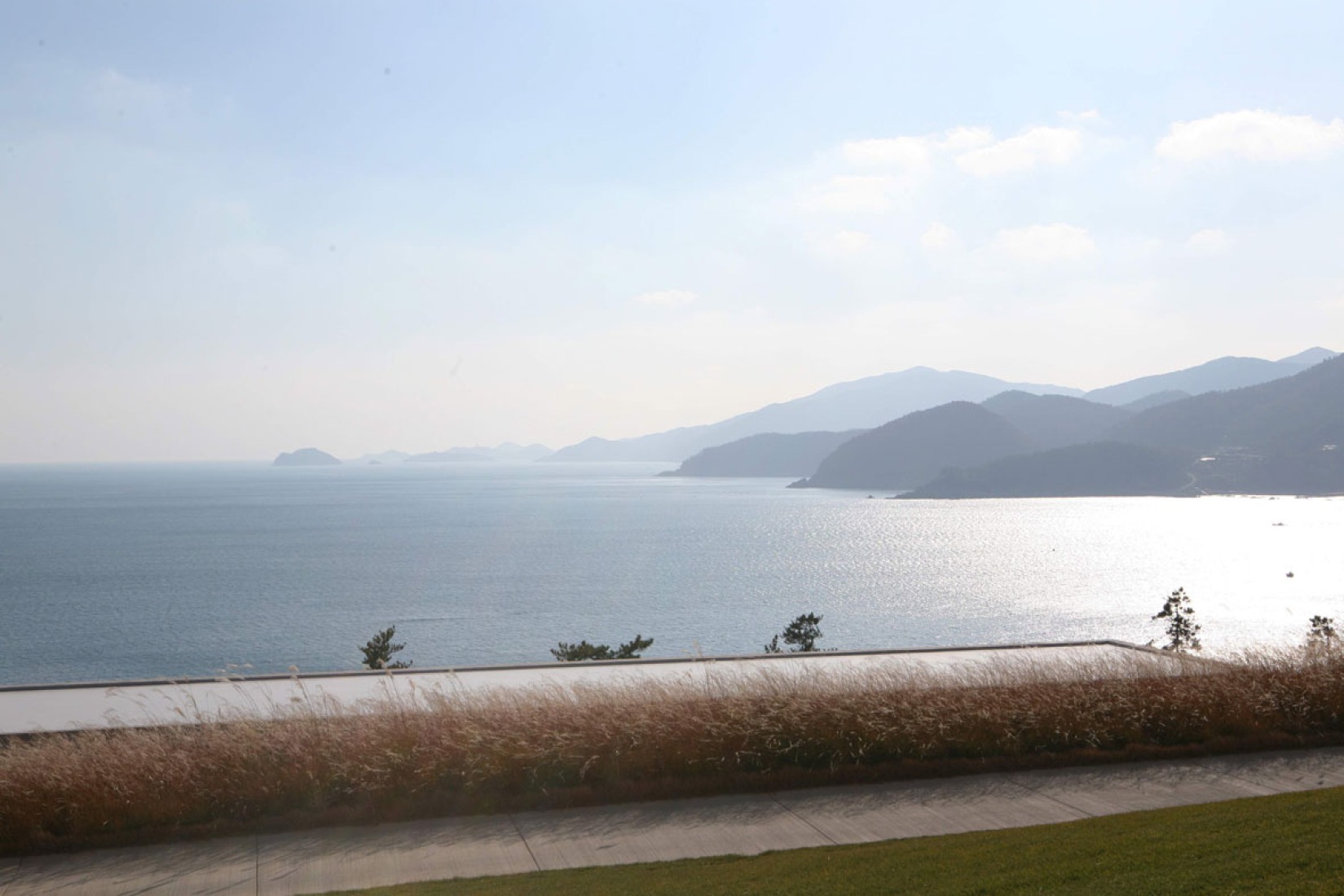 Namhae Southcape Linear Suite Hotel by BCHO Architets. Photography by ByoungSoo Cho.