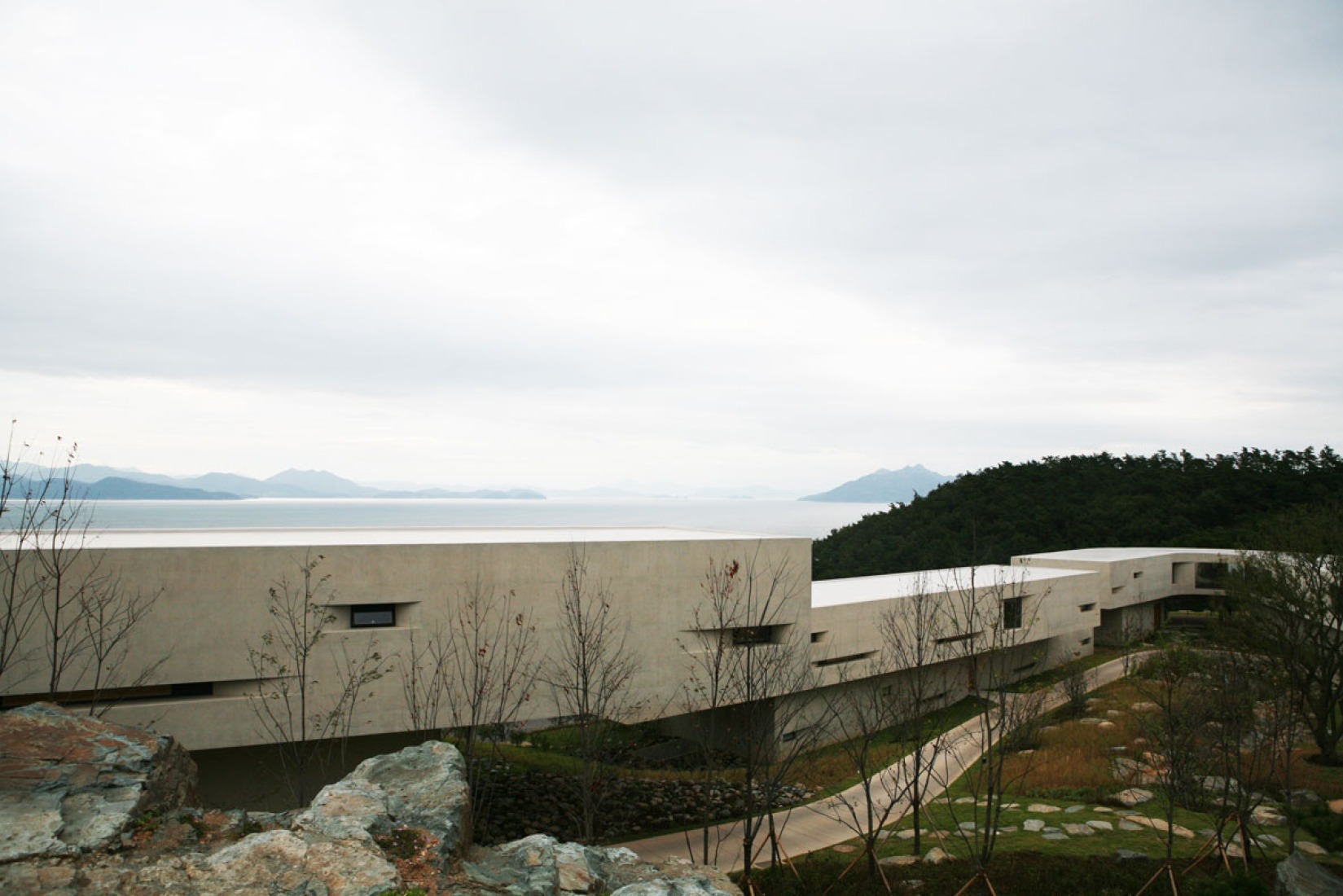 Namhae Southcape Linear Suite Hotel by BCHO Architets. Photography by ByoungSoo Cho.