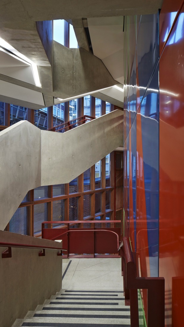 Escalera. Vista interior. Centro de Estudiantes Saw Swee Hock de LSE por O'Donnell + Tuomey. Fotografía © Dennis Gilbert.