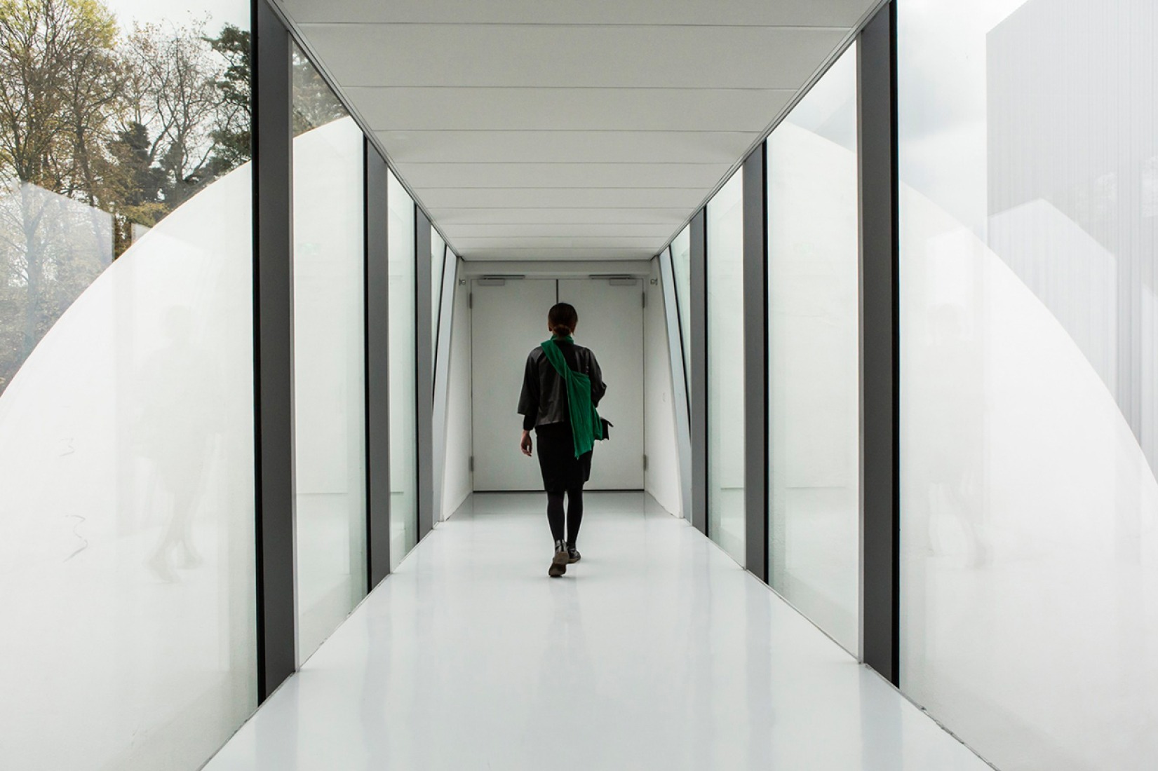Entrada por pasarela al auditorio. Museumplein Limburg por Shift architecture urbanism. Fotografía © Rene de Wit, Henny van Belkom, Kenneth Tan.