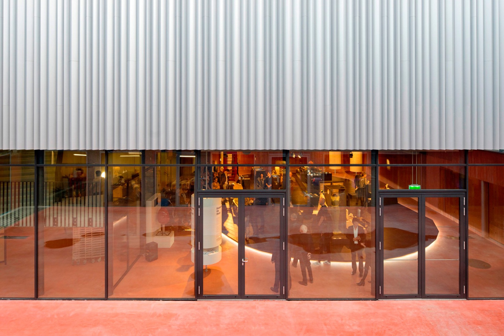 Museo del diseño Cube y patio. Museumplein Limburg por Shift architecture urbanism. Fotografía © Rene de Wit, Henny van Belkom, Kenneth Tan.